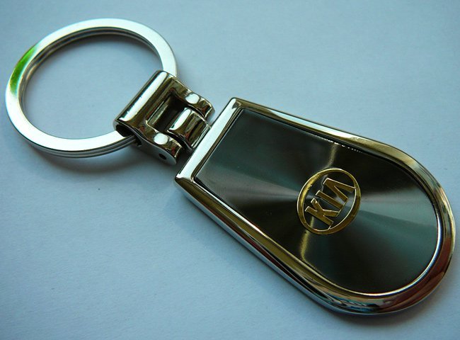 Брелок металлический с логотипом KIA
